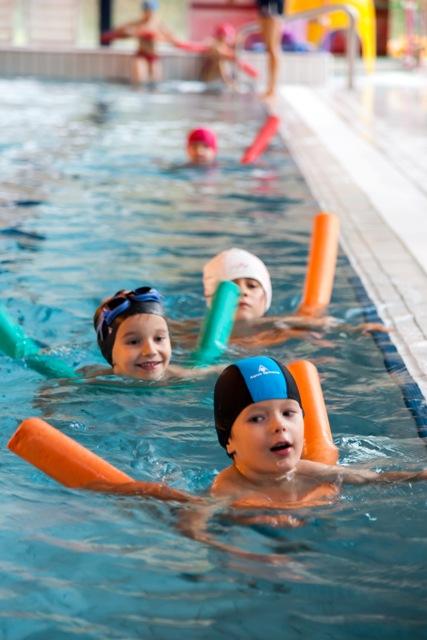 کلاس آموزش شنا کودکان در خمینی شهر - شنا کودکان خمینی شهر | آکادمی شنا خمینی شهر